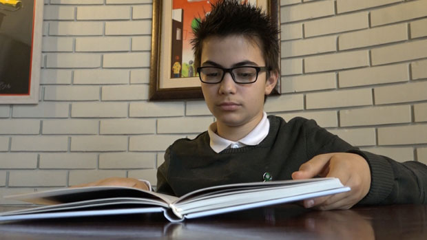 Дечаку (14) из Књажевца стигао пакет из Председништва Србије, а у њему - поклони: Вучић Андреју испунио жељу